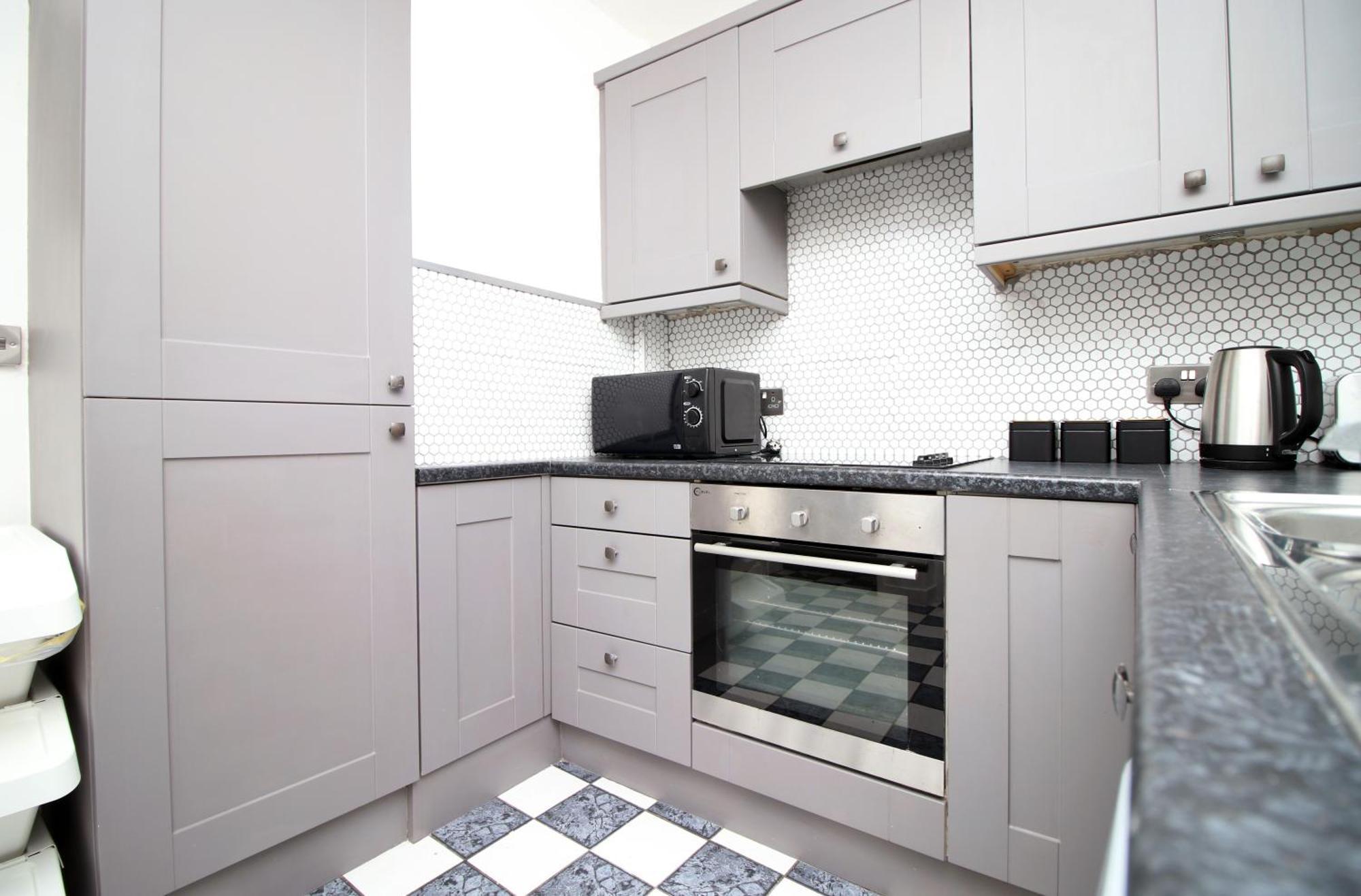 City, Sleeps 5, Tv Every