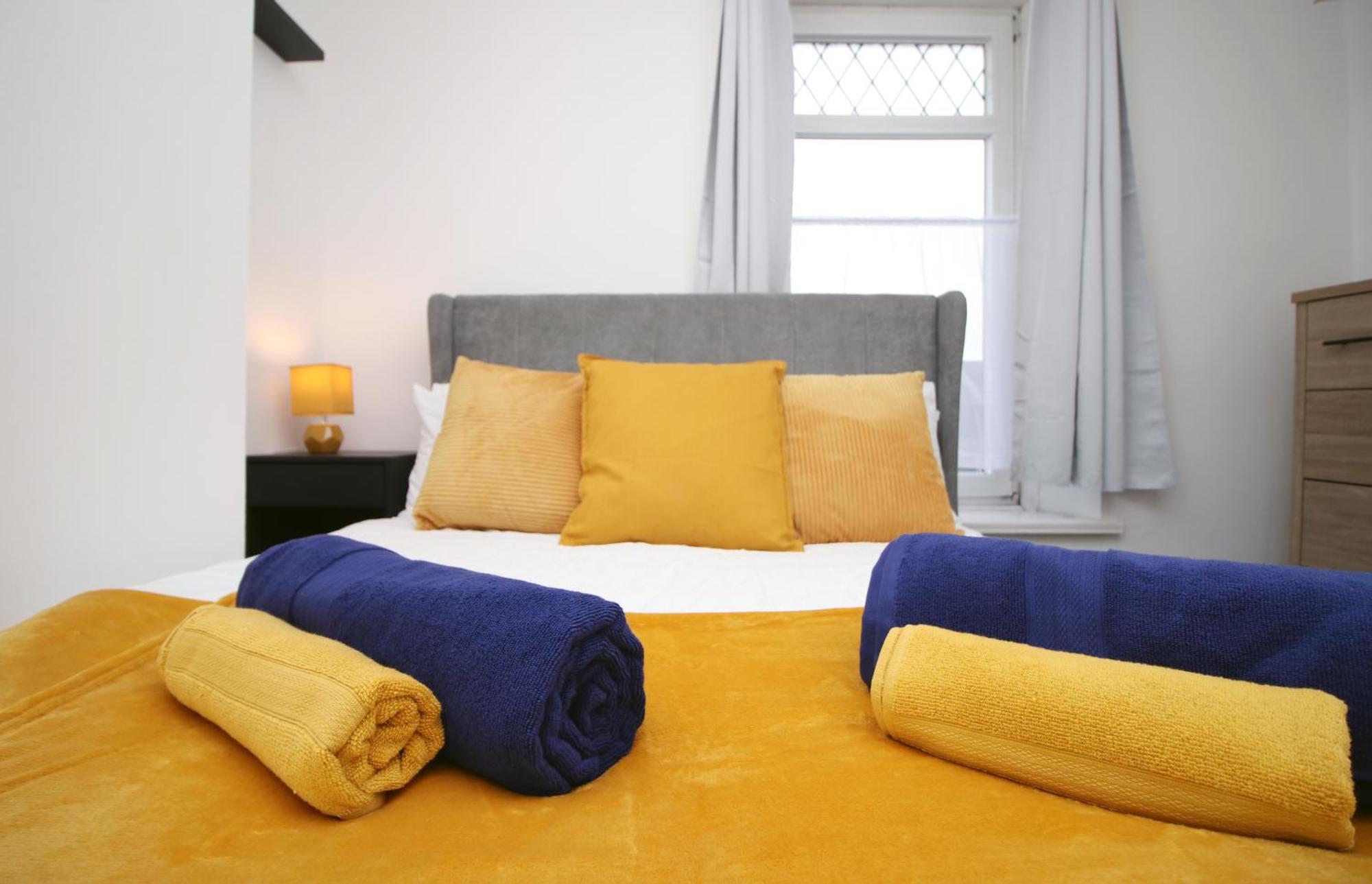 City, Sleeps 5, Tv Every Holiday home